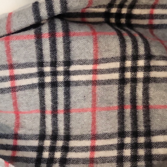 Authentic Burberry Cashmere scarf - Picture 4 of 5